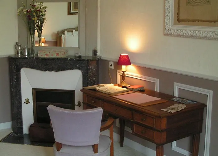 德拉海耶城堡酒店 *